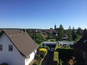 una vista aérea de una casa con techo marrón en Haus Galgenbruch, en Feldberg