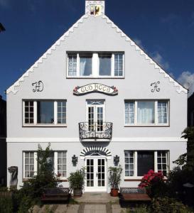 um edifício branco com um cartaz em Haus Gud Hööb Whg 06 em Wyk auf Föhr