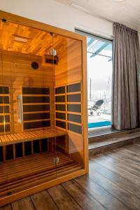 ノイシュタット・イン・ホルシュタインにあるKYST 5410 Floating Home 1の窓付きの客室で、ガラス張りのシャワーが備わります。