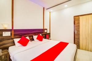 Un pat sau paturi într-o cameră la Super Collection O Hotel Panchratna