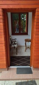 una entrada a una casa con una silla y una ventana en Chata Spaní na peci, en Mikulovice