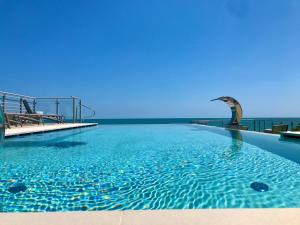 einen Pool mit Meerblick in der Unterkunft Park Hotel Pineta & Dependance Suite in Eraclea Mare