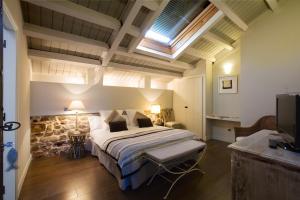 ein Schlafzimmer mit einem großen Bett in einem Zimmer in der Unterkunft El Morendal in Almarza