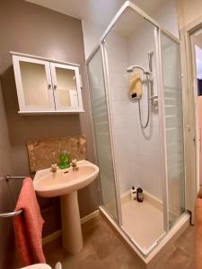 y baño con ducha y lavamanos. en Central Lisburn Duplex Apartment Siren Stays, en Lisburn