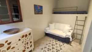 ロアーノにあるCa' Nanopulin, Fronte Portoの小さな客室で、二段ベッド1組、椅子が備わります。