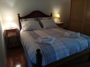 sypialnia z łóżkiem z dwoma ręcznikami w obiekcie Carneiro Country Houses Casa das Batatas w mieście Amarantinho