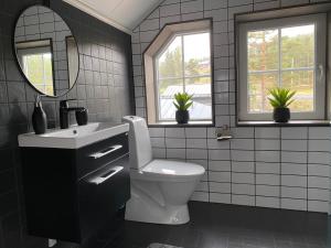 Koupelna v ubytování Modern stuga nära skidbacken + 29 fotografií
