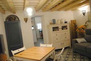 ein Wohnzimmer mit einem Tisch und einem Sofa in der Unterkunft Casa Michèle in the Historic Center in Vejer de la Frontera