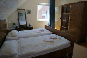 ein Schlafzimmer mit 2 Betten und Handtüchern darauf in der Unterkunft Carpe Diem II 1322 in Fehmarn
