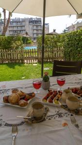 una mesa con platos de comida y copas de vino en sanluis, en Daimuz