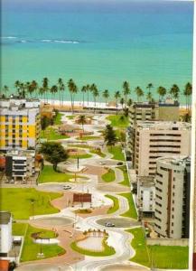 - une vue aérienne sur un parc planté de palmiers et l'océan dans l'établissement Apt Jatiúca, Excelente Localização.balada, Praia.., à Maceió