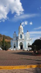 un gran edificio blanco con dos cúpulas encima en Casa do Descanso em São Bento do Sapucaí, en São Bento do Sapucaí