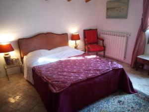1 dormitorio con 1 cama grande y 1 silla roja en Roubies, en Mons