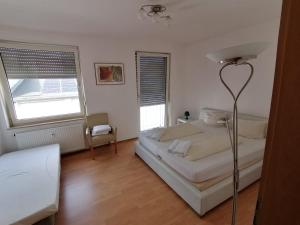 Giường trong phòng chung tại Zimmer in Kaiserslautern