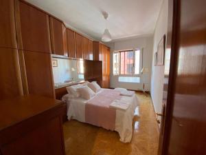 - une chambre avec un grand lit dans l'établissement Apartamento Alonso 1, à Getxo