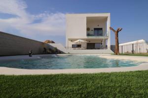 una piscina davanti a una casa di Casa Rural Alegría de Toledo, Guadamur,Puy du Fou a Guadamur