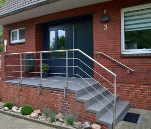 ein Backsteinhaus mit einer Treppe, die zu einer Tür führt in der Unterkunft Flurstrasse - OG links in Wyk auf Föhr