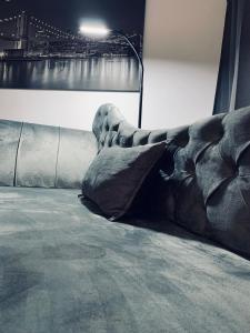 a couch laying on the floor in a room at HR RoomS in Hannover
