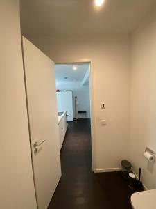 um corredor que leva a um quarto com casa de banho em Friedrichshain Apartment em Berlim