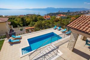 una imagen de una piscina en una casa en Villa Teza, amazing view, en Glavani