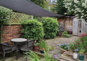 Gallery image of Cosy 2 Bedroom Reading House SLEEPS 6 - With FREE WiFi & Garden by Roost Accommodation in Reading