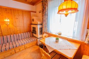 een kamer met een bank, een tafel en een raam bij Bergidyll 3 by Alpenidyll Apartments in Ramsau am Dachstein