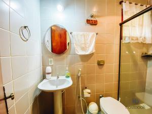 Kúpeľňa v ubytovaní Casa a 300 metros da praia do Centro - WIFI 200MB - TV Smart - 2 Quartos - Cozinha equipada - Churrasqueira - Pet friendly - Quintal