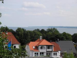 eine Reihe von Häusern mit orangefarbenen Dächern in der Unterkunft PatRei mit Meerblick, auch beim Duschen in Eckernförde
