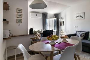uma sala de estar com uma mesa com uma taça de fruta em Casa de Santa Maria em Castelo de Vide