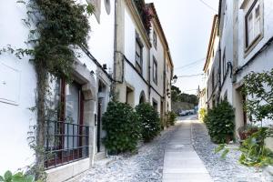 an alleyway between two buildings in an old town at Casa de Santa Maria in Castelo de Vide
