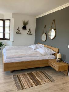 sypialnia z łóżkiem z dwoma lustrami na ścianie w obiekcie Ferienwohnung „Monkeybox“ w mieście Inzell