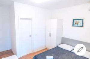 Postel nebo postele na pokoji v ubytování Apt White Idyll, 3 bedrooms, 3 bathrooms, terrace apt