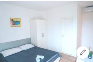 Postel nebo postele na pokoji v ubytování Apt White Idyll, 3 bedrooms, 3 bathrooms, terrace apt