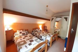 a bedroom with two beds and a window at Rustic & A Chalet 'Le Sert du Grey - Vaujany in Vaujany