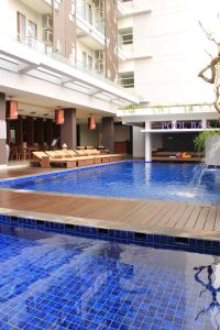 Swimming pool sa o malapit sa Crystal Lotus Hotel Yogyakarta