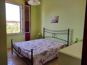 a bedroom with a bed and a window at Fresca e comoda in Follonica
