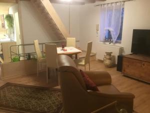 - un salon avec un canapé et une table dans l'établissement Ferienhaus Störzel Wohnung B, à Morbach