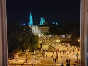 BURGOS CONTEMPLA Centro histórico. Frente al arco vendégei