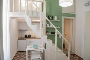 een keuken met een trap in een kleine kamer bij The Little big apartment in the heart of Heraklion in Heraklion
