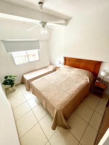 sypialnia z 2 łóżkami i wentylatorem sufitowym w obiekcie Hotel Davinci w mieście San Bernardo