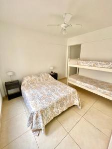 sypialnia z 2 łóżkami i wentylatorem sufitowym w obiekcie Hotel Davinci w mieście San Bernardo