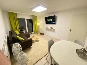 a living room with a couch and a table at Appartement Apelern (A2) - 2 Zimmer, Badewanne, Terrasse, Netflix in Apelern