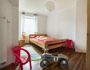 una camera con un letto e due sedie rosse di Wohnung 3 a Fehmarn