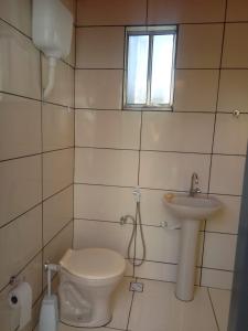 ピレノポリスにあるCasa 57 Temporadaのトイレと洗面台のあるバスルーム