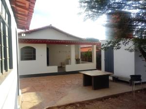 ピレノポリスにあるCasa 57 Temporadaの前にベンチがある小さな家