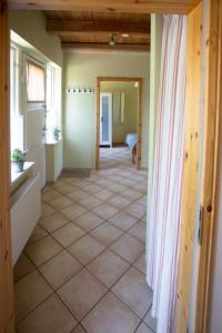 - un couloir dans une maison dotée de carrelage dans l'établissement Bellevue mitte, à Schashagen