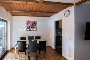 a kitchen and dining room with a table and chairs at Giulia´s Oase in Burgthann