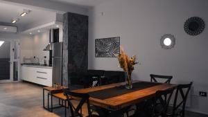 a kitchen and dining room with a table and chairs at Juana House in San Juan