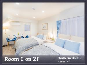 1 dormitorio con 1 cama y 1 mesa con silla en Sumida-ku - House / Vacation STAY 66502, en Tokio
