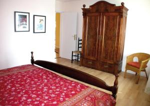 Uma cama ou camas num quarto em Ferien- & Reiterhof Ogriseck Ferienwohnung Südstrand